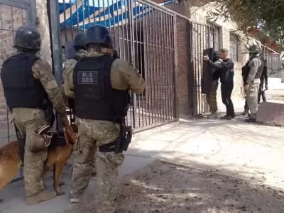 URGENTE: un hombre se atrincheró y provocó un incendio dentro de su habitación