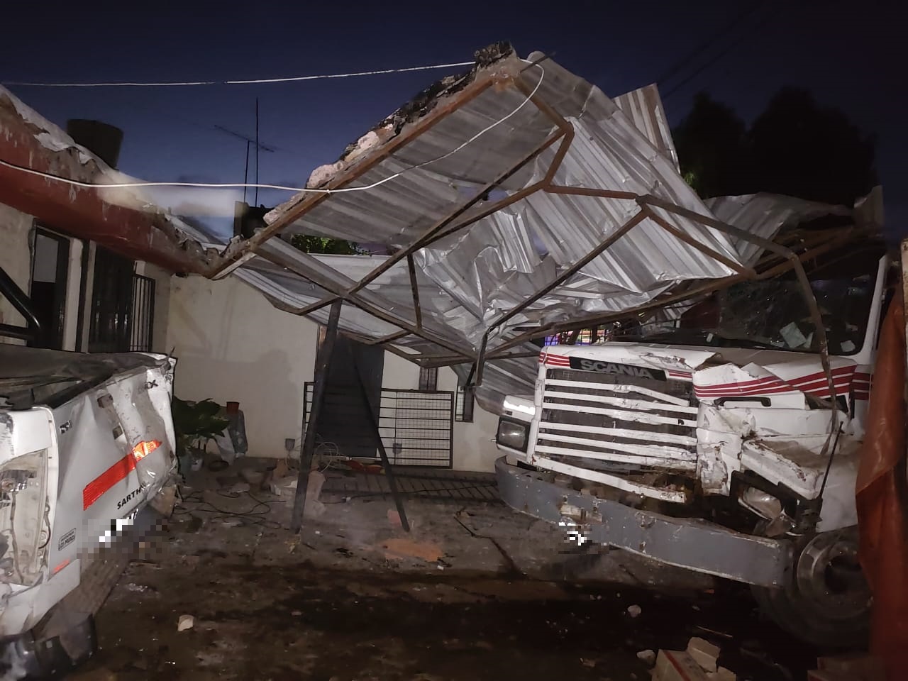 Un camión perdió el control y terminó impactando contra una casa en San Martín 