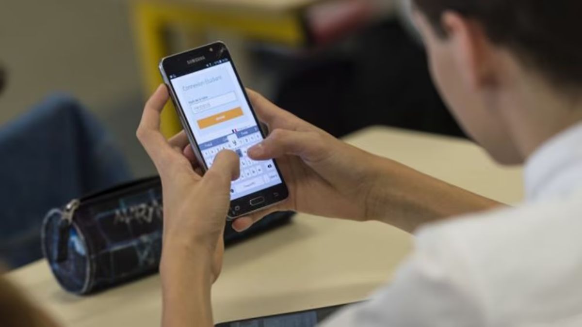 Una nueva escuela de Mendoza se suma a la prohibición de celulares en clases 