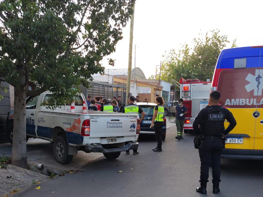 Maipú: murió un conductor tras descompensarse y chocar contra un canasto de basura