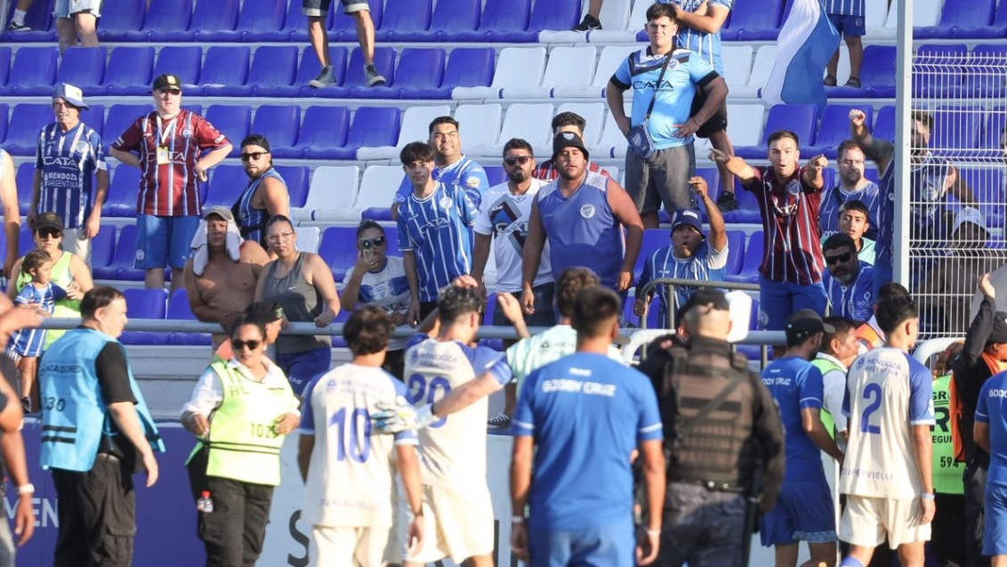 Primera B Nacional: disturbios, peleas y agresiones entre hinchas y la policía