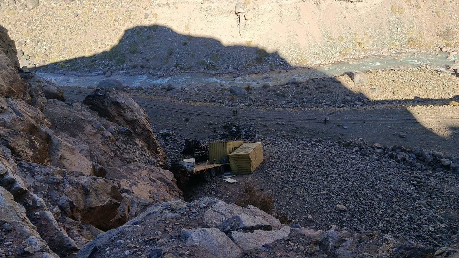 Trágico siniestro vial en Alta Montaña: murió el chofer de un camión tras desbarrancar 