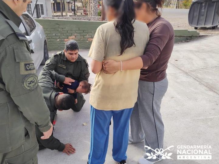 Gendarmes salvaron a un bebé que se había ahogado 