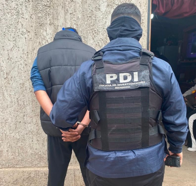 La policía realizó siete allanamientos y detuvo a un hombre en Maipú