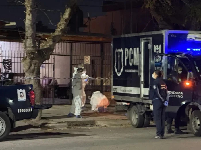 Un motociclista murió tras chocar contra un árbol en Maipú y su acompañante quedó gravemente herida