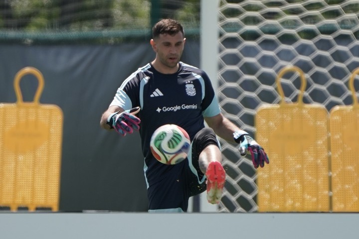 Emiliano Martínez se mejoró de la fractura y entrena con normalidad