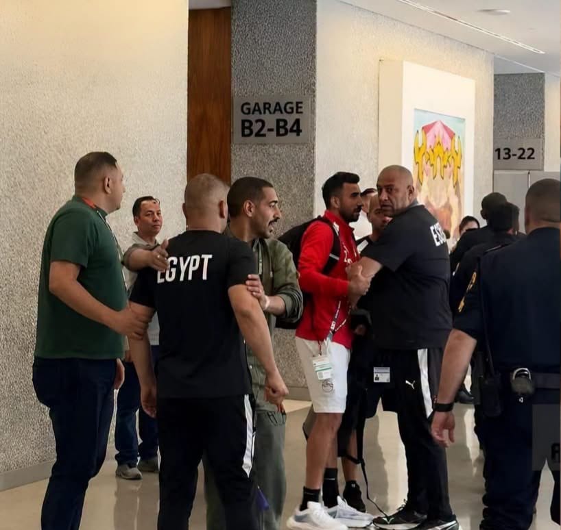 Fuerte episodio entre un oficial de policía y  el cuerpo técnico de Egipto