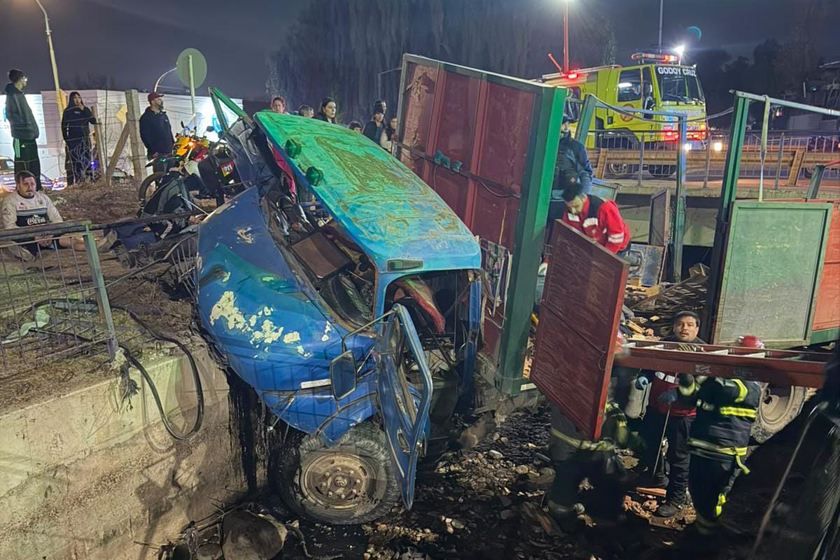 Perdió el control y volcó un camión en Godoy Cruz: hay 5 heridos 